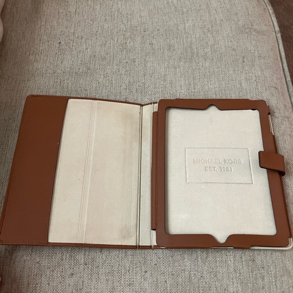 Michael kors leather iPad or tablet case - Picture 3 of 8